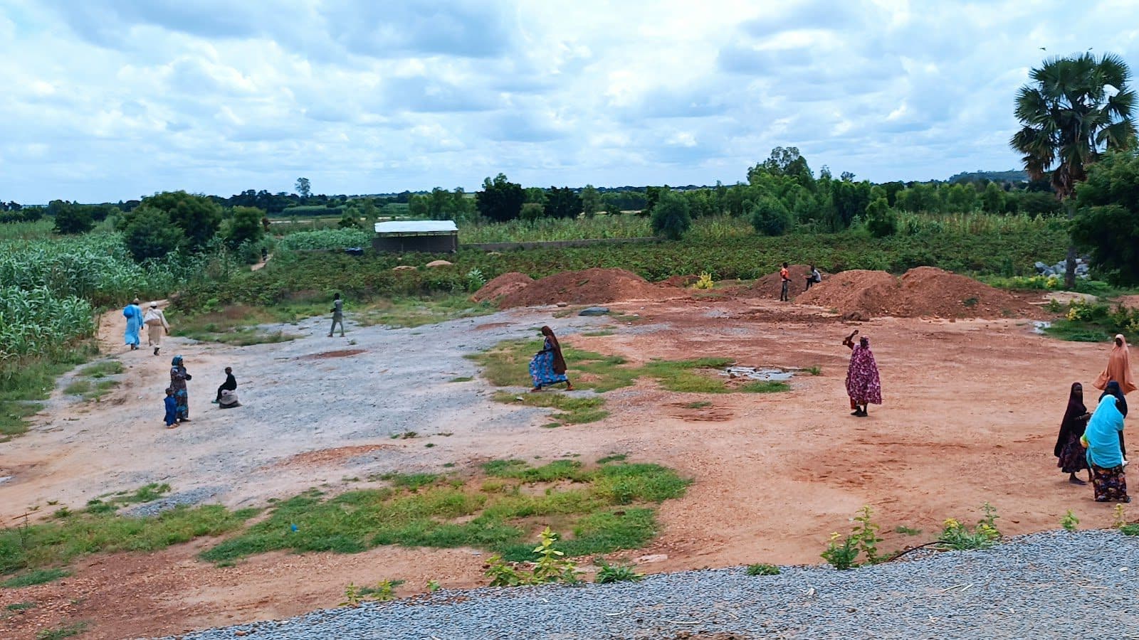 People crossing the porous Nigeria-Niger border on foot. Credit: Aliyu Dahiru/HumAngle