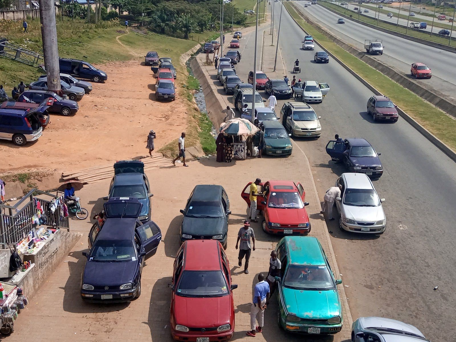 Cabs waiting to board passengers at Kubwa NNPC park, Federal Capital Territory. Photo by Rolake Ogunfeitimi/ HumAngle.