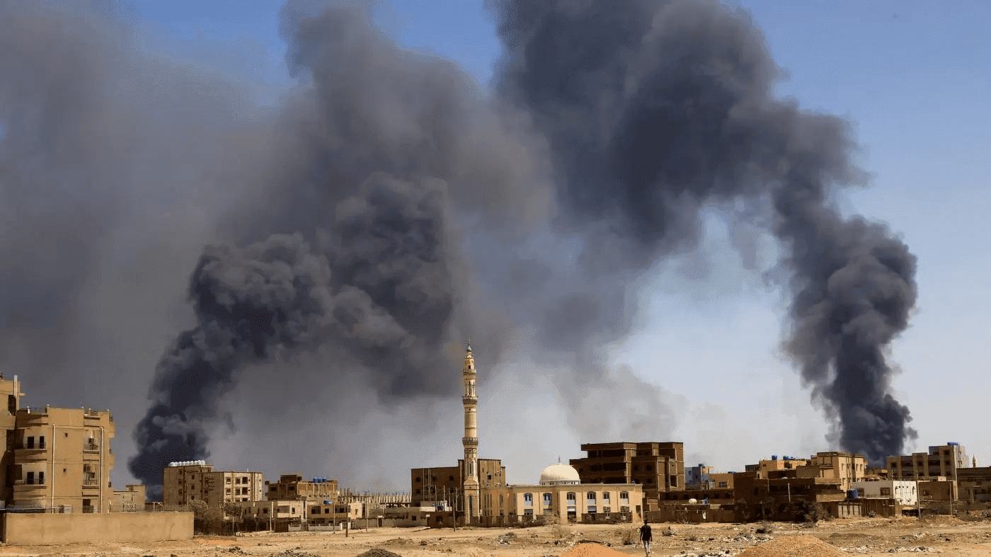 Smoke rises above buildings after an aerial bombardment during clashes between the Sudan Armed Forces and the Rapid Support Forces in Khartoum, Sudan, May 1, 2023. Photo: Mohamed Nureldin Abdallah/Reuters