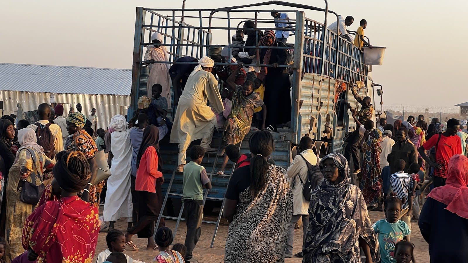 Refugees and ethnic South Sudanese arriving at the Renk's new transit site through the IOM hired truck, which carried them from Jorda border. Photo credit: Sultan Mahmood