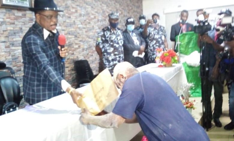 Obiano giving Cash to one of the bereaved