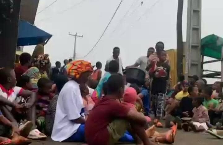 After the separatists' attack, soldiers ask young men and women to sit on the road during a search in Muea Photo: Screenshot