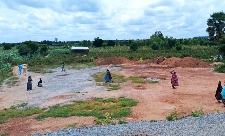 People crossing the porous Nigeria-Niger border on foot. Credit: Aliyu Dahiru/HumAngle 