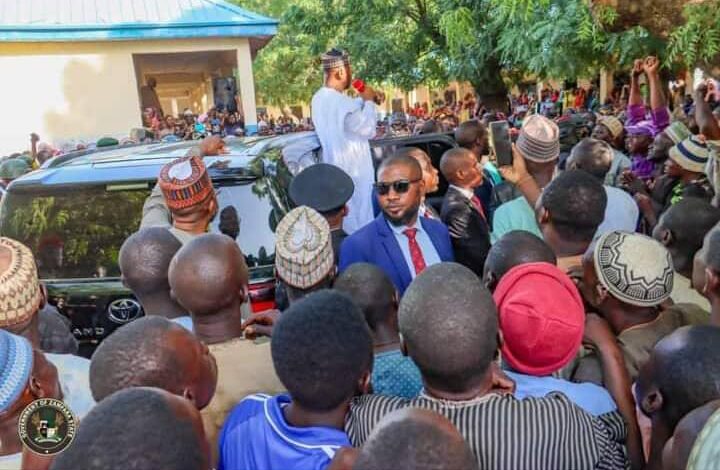 Zamfara State governor, Dauda Lawal addressing IDPs during his visit at a camp in Zurmi a few days after killings occurred in the state. Photo Credit: Abdul Balarabe/twitter.
