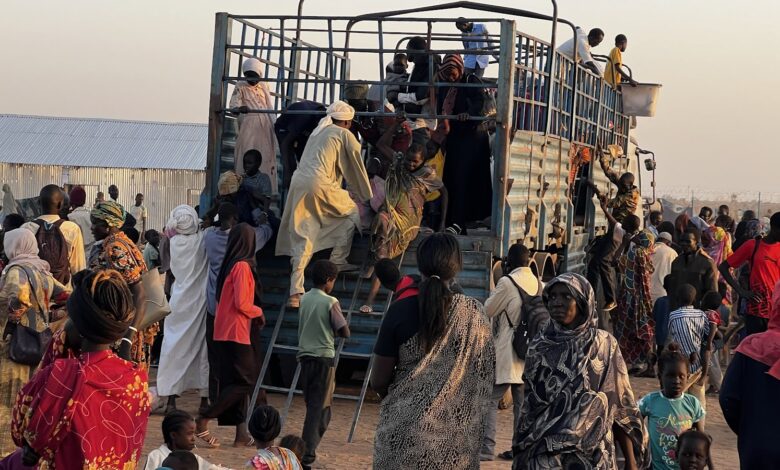 Refugees and ethnic South Sudanese arriving at the Renk's new transit site through the IOM hired truck, which carried them from Jorda border. Photo credit: Sultan Mahmood