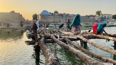 Children crossing an unfinished makeshift bridge in Fori.