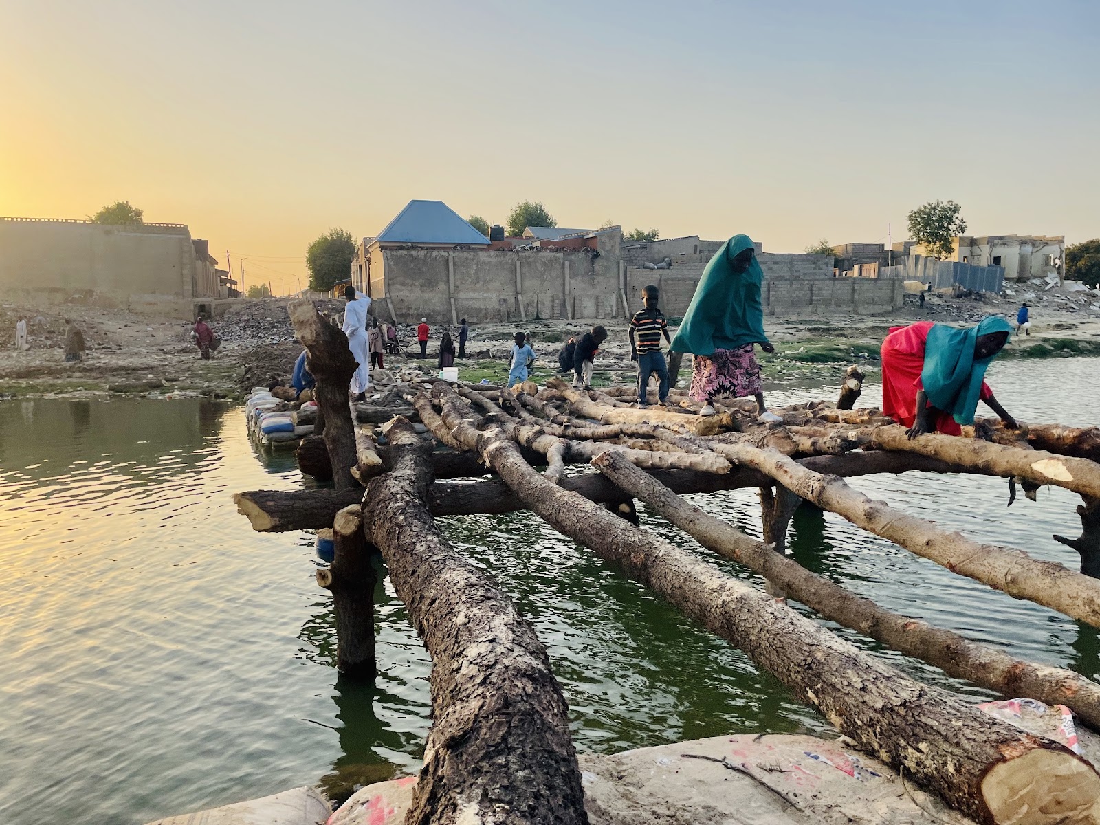 Children crossing an unfinished makeshift bridge in Fori.