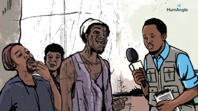Illustration of a journalist interviewing three people outdoors. One holds a microphone, and another is eating, with a notepad in hand.